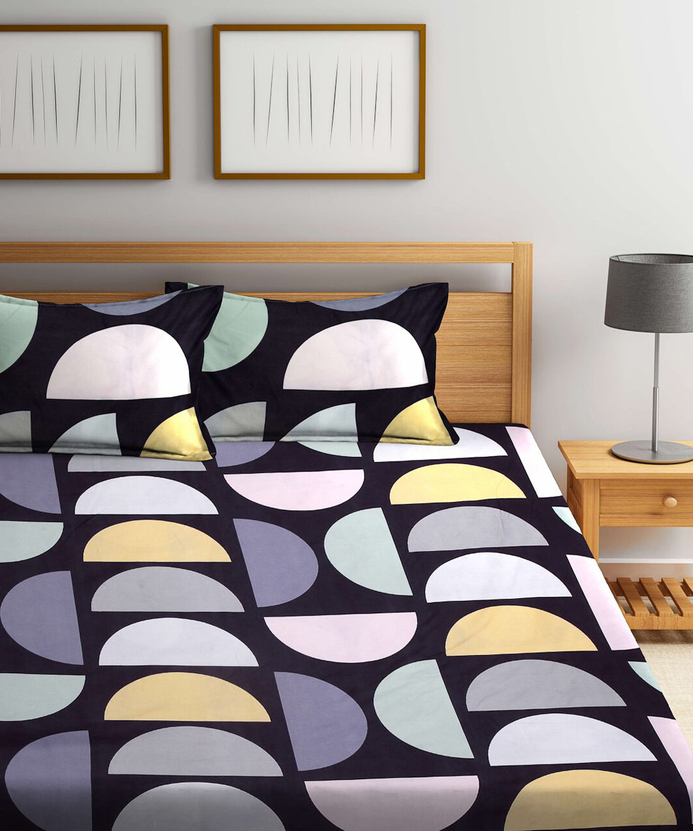 Geometrical King Fitted Bedsheet With 2 Pillow Covers