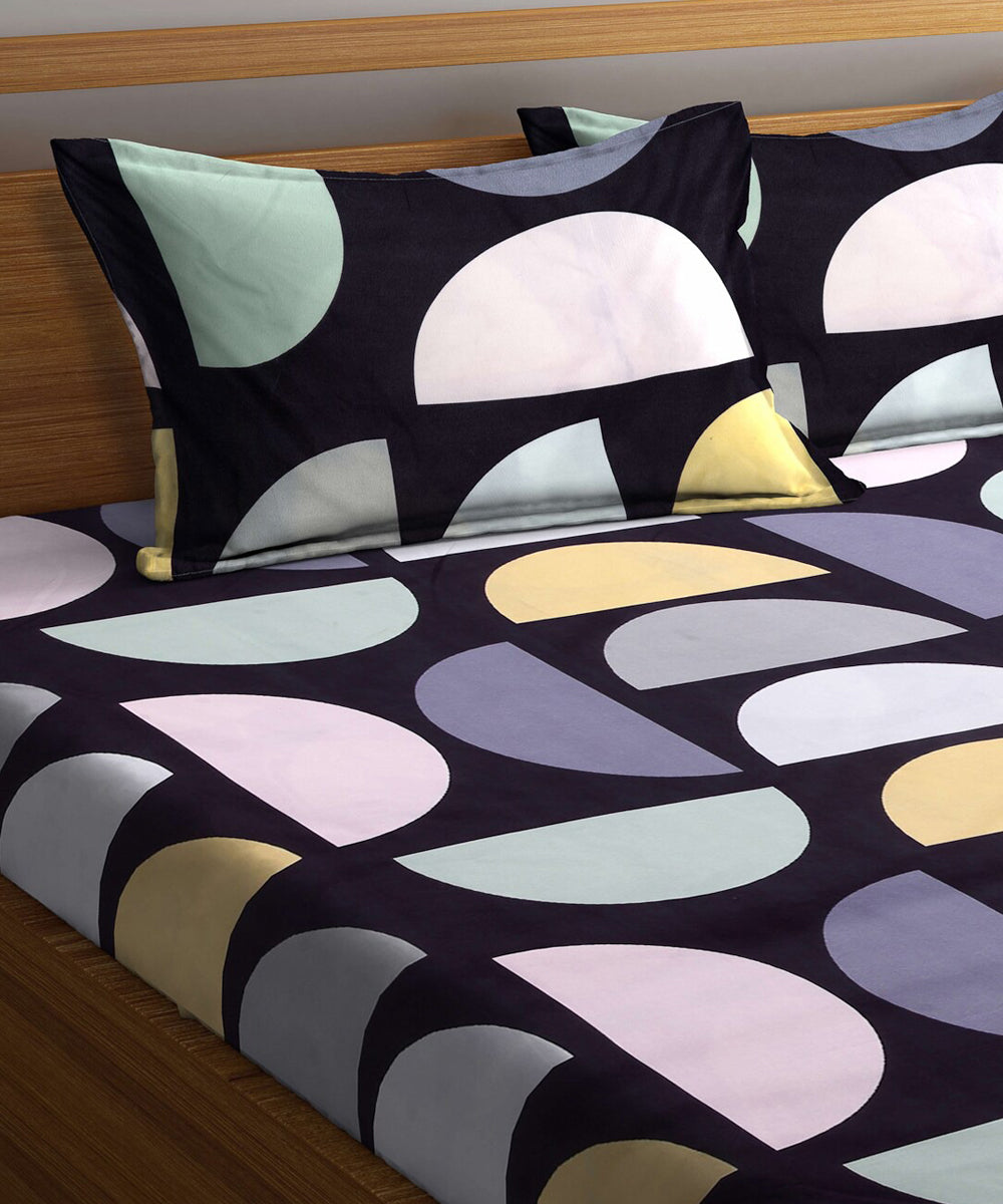 Geometrical King Fitted Bedsheet With 2 Pillow Covers
