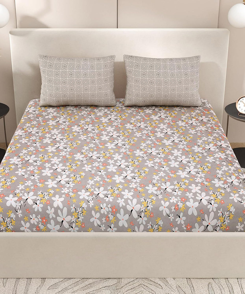 Pretty Flowers King Size Bedsheet with 2 Pillow Covers