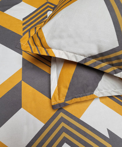 Multicolor Geometric Super King Fitted Bedsheet With 2 Pillow Covers